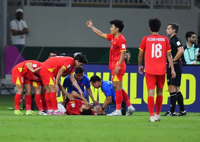 Người dùng đang sử dụng ứng dụng 90ok trên điện thoại di động